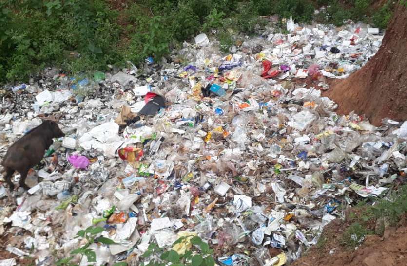 chhatarpur खुले में पड़ाअस्पताल का कचरा,बढ़ा रहा संक्रमण का खतरा