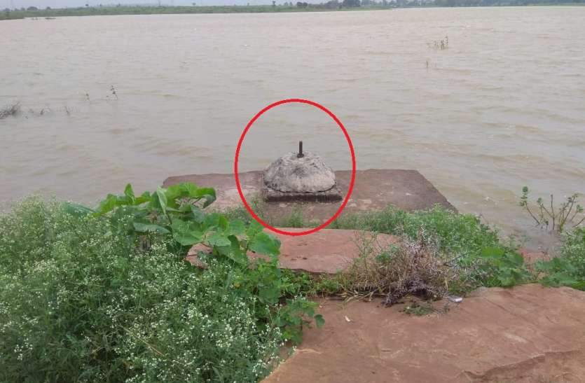 chhatarpur गेट खराब होने से प्रतिदिन हो रहा हजारों लीटर पानी बरबाद