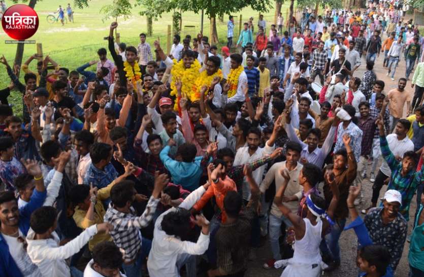 banswara बांसवाड़ा : एसटीएससी-एनएसयूआई गठबंधन ने परचम लहराया, विपक्षी दलों का सफाया, गेर खेलकर जीत का जश्न मनाया