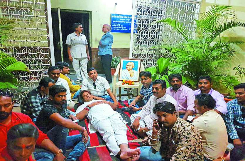 cg news रजिस्ट्री में हो रही दिक्कतों से आईजी ऑफिस में कांग्रेसियों ने रात तक किया धरना