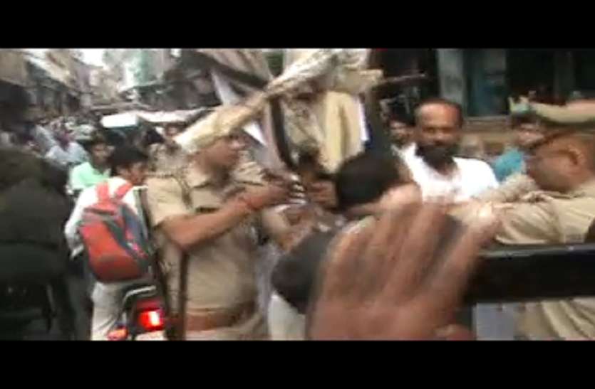 moradabad कांग्रेस नेताओं ने मोदी और राजनाथ का पुतला फूंकने की कोशिश,पुलिस ने किया ये हाल