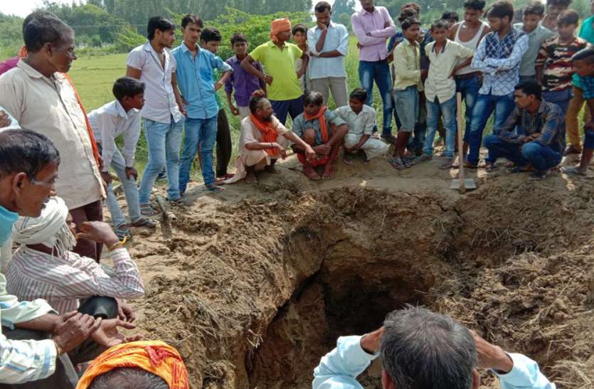 hardoi सांप काटने से मरे लोगों को जिंदा करने का दावा करता है ये तांत्रिक, 14 दिन बाद खुदवाकर निकाली लाश अौर फिर...