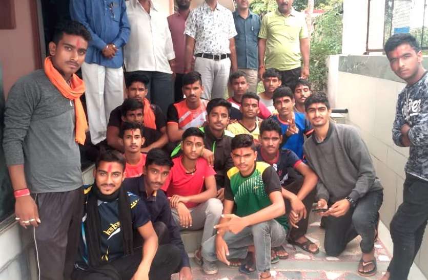 sports activity खेल में दिखा दमखम, जिला और राज्यस्तर पर जाने वाले खिलाडिय़ों का ग्रामीणों ने किया सम्मान