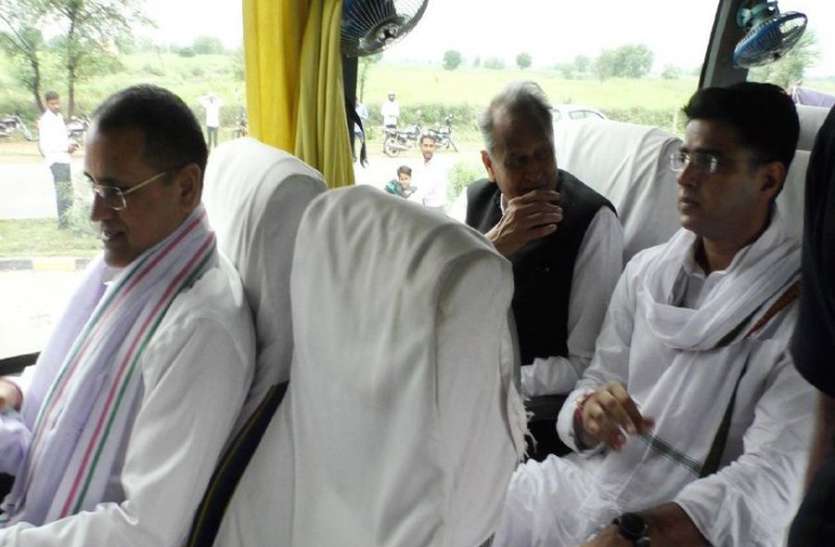 congress bus पायलट व गहलोत ने साधा सरकार पर निशाना
