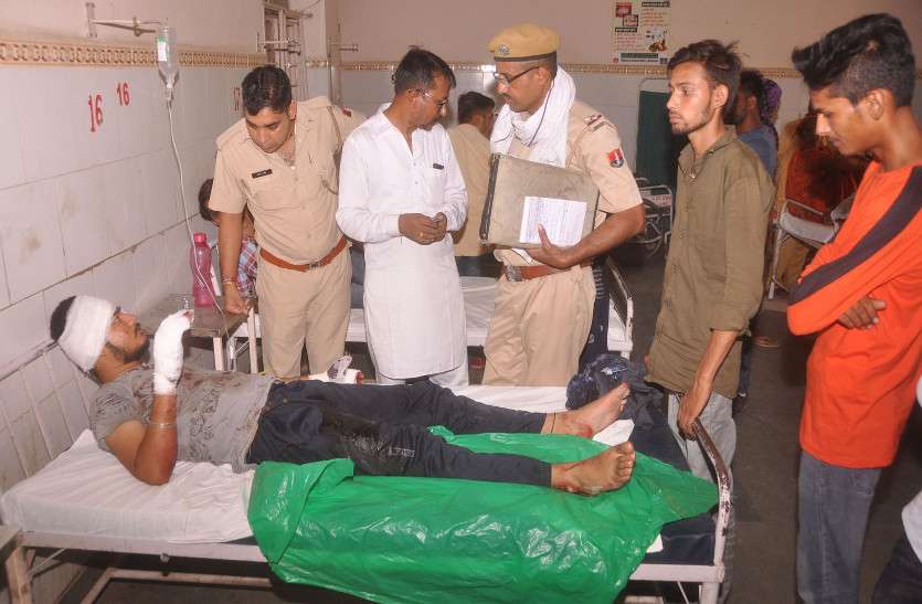 crime कलक्ट्रेट परिसर में दो युवकों पर तलवारों से हमला