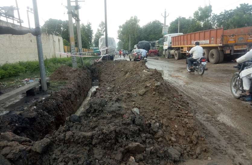 compitition of road cating in alwar and gets money अलवर में करोड़ों रुपए खर्च कर जनता को परेशानी दे रहा प्रशासन, आप भी जानिए शहर के हाल
