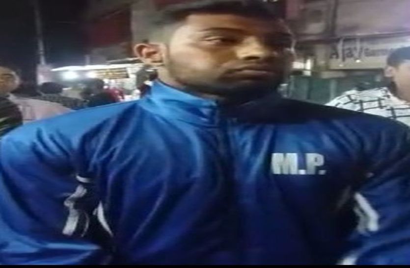 crime news जहां असली पुलिस चेकिंग करती है वहां कार्रवाई करने पहुंचा नकली अफसर