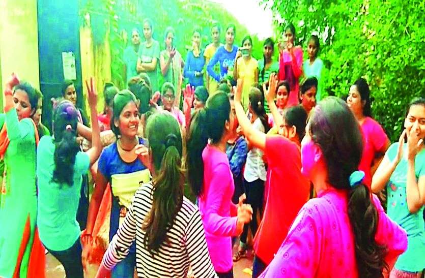 Alwar college Student union election result 2018 दस दिनों मतपेटियों में बंद रहने के बाद खुली प्रत्याशियों की किस्मत, चुनाव जीतते ही शुरु हो गया जश्न