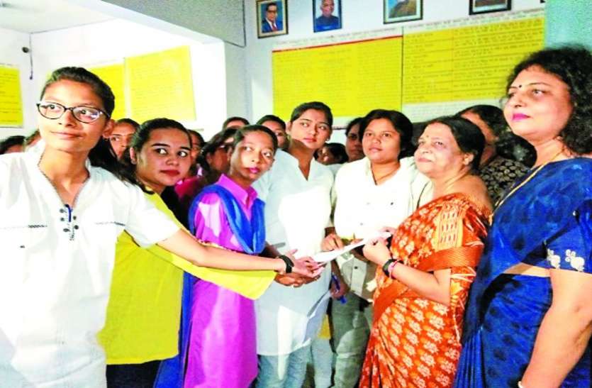 Angry girl students entourage principal जब नाराज छात्राओं ने प्राचार्य को घेरा, ऐसे मनवाई अपनी बात