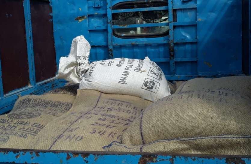 up news हेडमास्टर जी गाड़ी में लादकर अपने घर ले जा रहे थे मिड डे मील का खाद्यान्न ग्रामीणों ने घेरकर पकड़ा