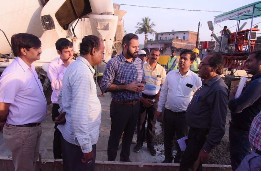 chhattisgarh news देखते ही IAS समझ गए कि किस क्वालिटी की बन रही रिंग रोड, ऑफिसरों और ठेकेदार को लगाई फटकार