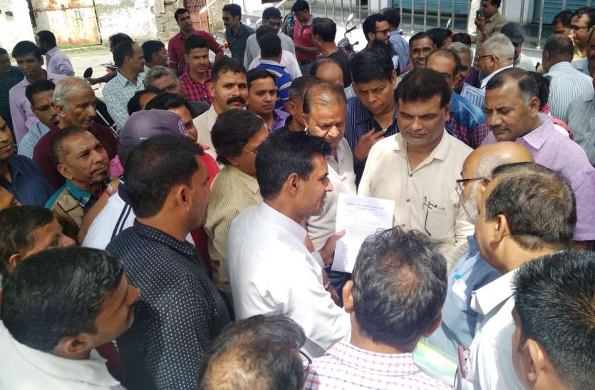 education employee protest उदयपुर में निरीक्षण के खिलाफ में उतरे शिक्षा विभाग कार्मिक, आंदोलन को दबाने का लगाया आरोप