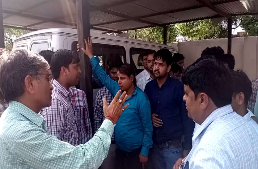 one JEN gets notice, another died of heart attack in Bharatpur राजस्थान में यहां मीटिंग के दौरान एक जेईएन को मिला नोटिस, तो दूसरे की हो गई हार्ट अटैक से मौत