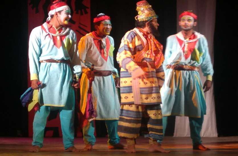 Interesting scene of Tukka Pe Puka Drama staged in jodhpur Interesting scene of Tukka Pe Puka Drama staged in jodhpur