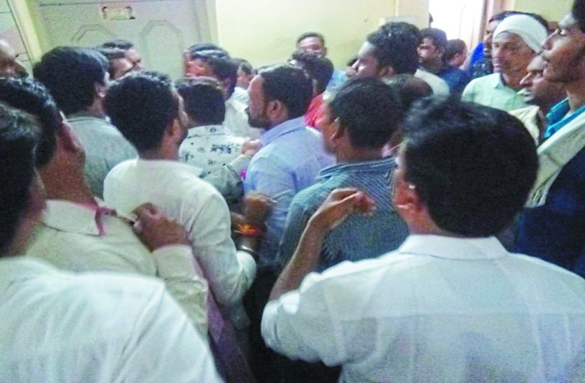balod patrika आखिर ऐसा क्या हो गया कि आपस में गाली-गलौच करने लगे कांग्रेसी