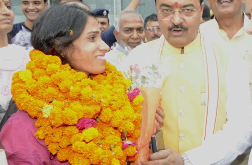 kp maurya लखनऊ पहुंचीं सिल्वर मेडलिस्ट सुधा सिंह, डिप्टी सीएम ने खुद एयरपोर्ट जाकर किया स्वागत
