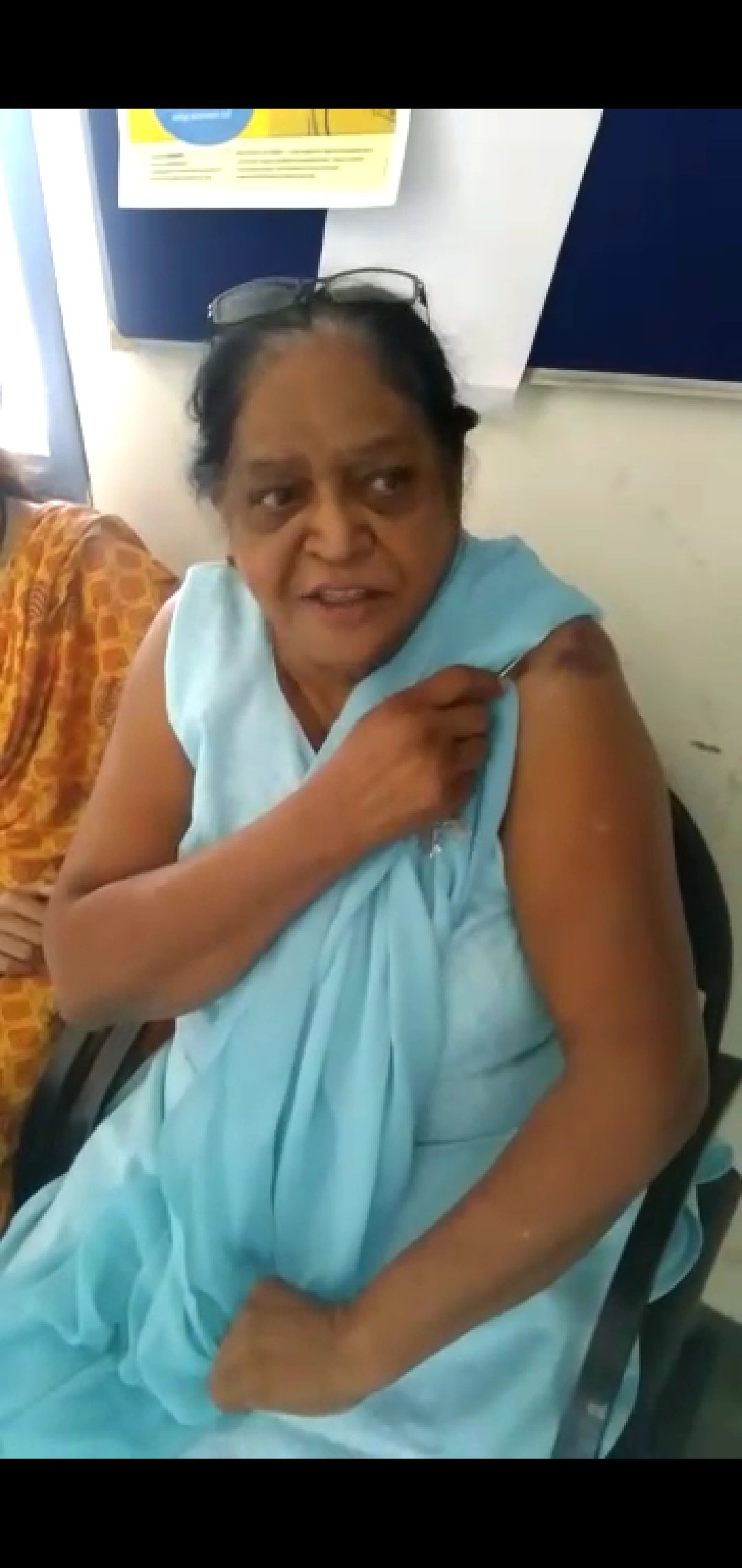 Four robbers escaped with elderly woman and fleeing the jewelry Four robbers escaped with elderly woman and fleeing the jewelry