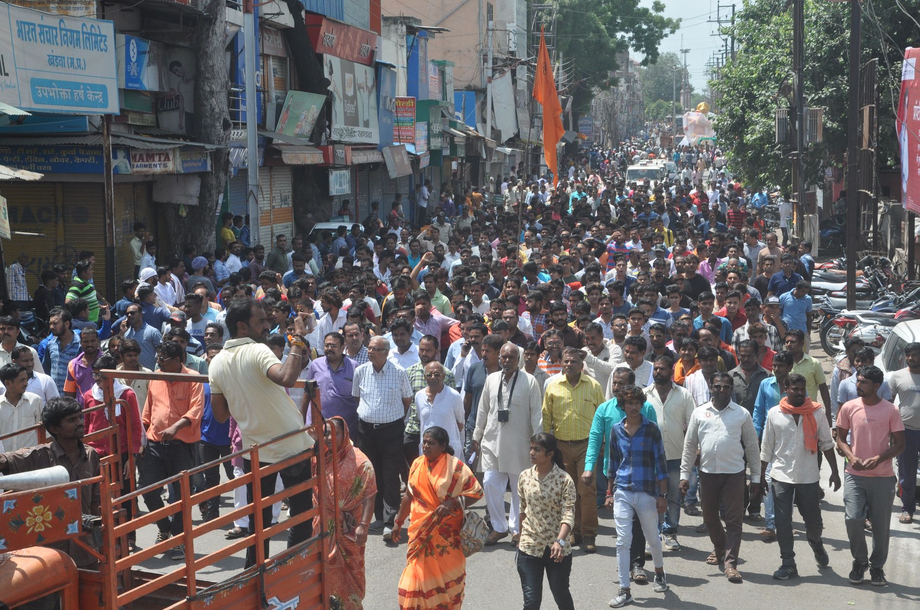 MP Big news: Khandwa stopped in protest of Hindu leader's arrest हिंदू नेता की गिरफ्तारी पर खंडवा में बवाल, विरोध में शहर रहा बंद