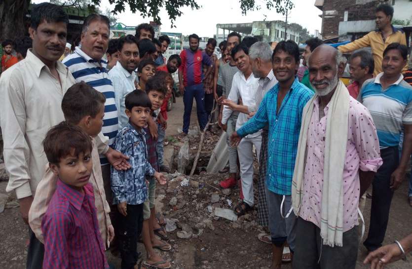 एक खड्डे ने मचा दिया हंगामा, लोगों ने की नारेबाजी और प्रदर्शन एक खड्डे ने मचा दिया हंगामा, लोगों ने की नारेबाजी और प्रदर्शन
