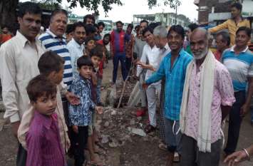 एक खड्डे ने मचा दिया हंगामा, लोगों ने की नारेबाजी और प्रदर्शन एक खड्डे ने मचा दिया हंगामा, लोगों ने की नारेबाजी और प्रदर्शन