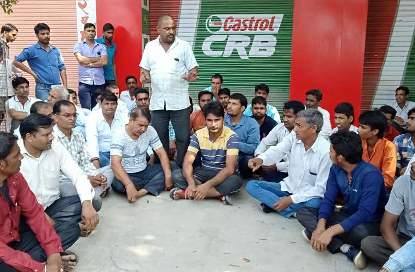 dharna शटर तोड़ लाखों रुपए की बैटरियां चोरी