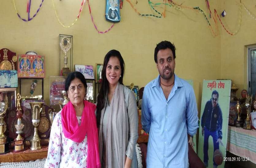 patrika भिलाई पहुंची अभिनेत्री लारा दत्ता, स्टेट बास्केटबॉल टीम पर बना रही फिल्म, कोच राजेश पटेल के परिवार से मिली