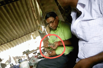 Faizabad Lekhpal has been suspended for taking bribe Faizabad Lekhpal has been suspended for taking bribe