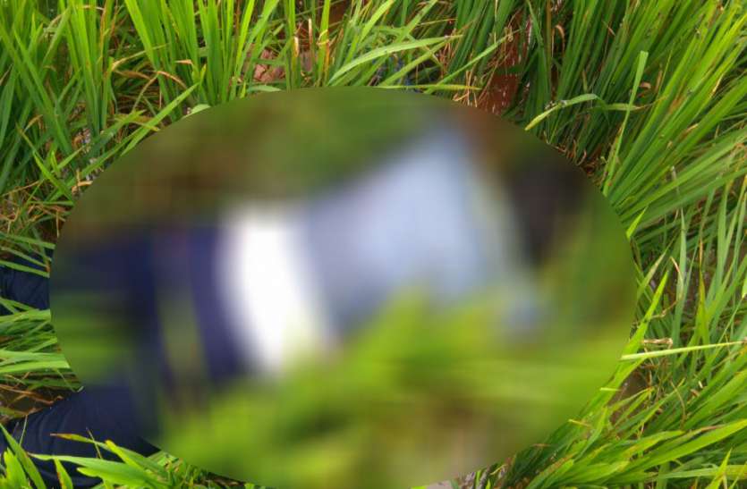 Dead body found in suspicious condition खेत में मिला युवक का शव, प्रेम- प्रसंग में हत्या की आशंका