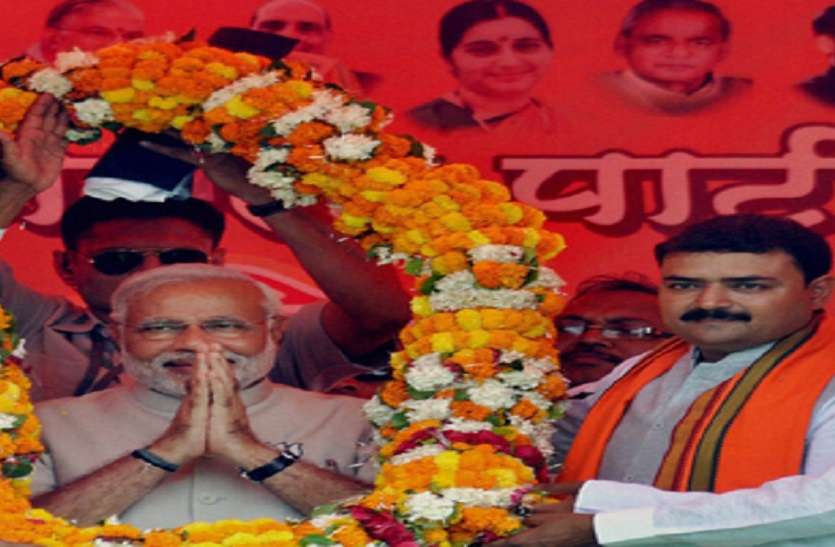 up news 2019 चुनाव में इस सांसद को दोबार उम्मीदवार बना सकती है भाजपा, सीएम योगी समेत बड़े नेताओं को बुलाकर खेला दांव