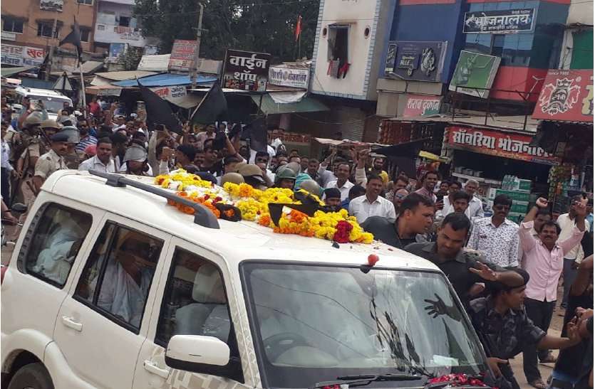 neemuch करणी सेना ने कांग्रेस के दिग्गज नेता को दिखाए काले झंडे, लगाए वापस जाओ के नारे