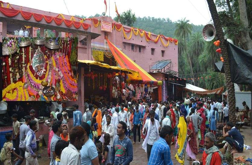 Pandu Pol Fair 2018 In Sariska Alwar पाण्डूपोल मेला : पाण्डूपोल हनुमान के जयकारों से जंगल में हुआ मंगल, पथरीली राहों के आगे भारी पड़ी आस्था