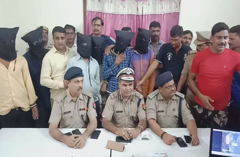 criminal in police custuddy पुलिस के हत्थे चढ़े गंगा कावेरी एक्सप्रेस ट्रेन के लुटेरे यूपी एमपी से लेकर महाराष्ट्र तक में फैला है गैंग का नेटवर्क