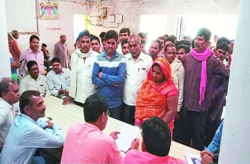 patrika सड़क नहीं बनी तो ग्रामीण करेंगे चुनाव का बहिष्कार, सौंपा ज्ञापन