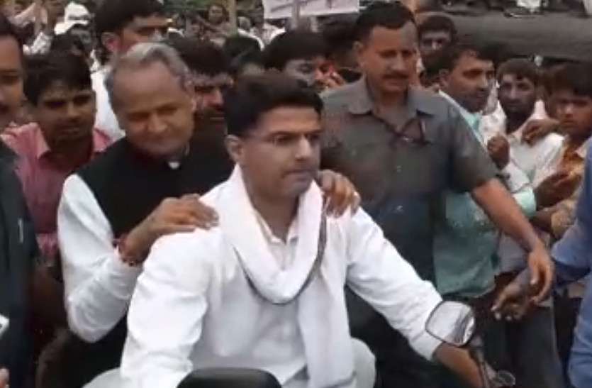 Ashok Gehlot and Sachin Pilot On Bike गहलोत के सारथी बने पायलट, सोशल मीडिया में चर्चा- 'कमाल करेगी जय-वीरू की जोड़ी'