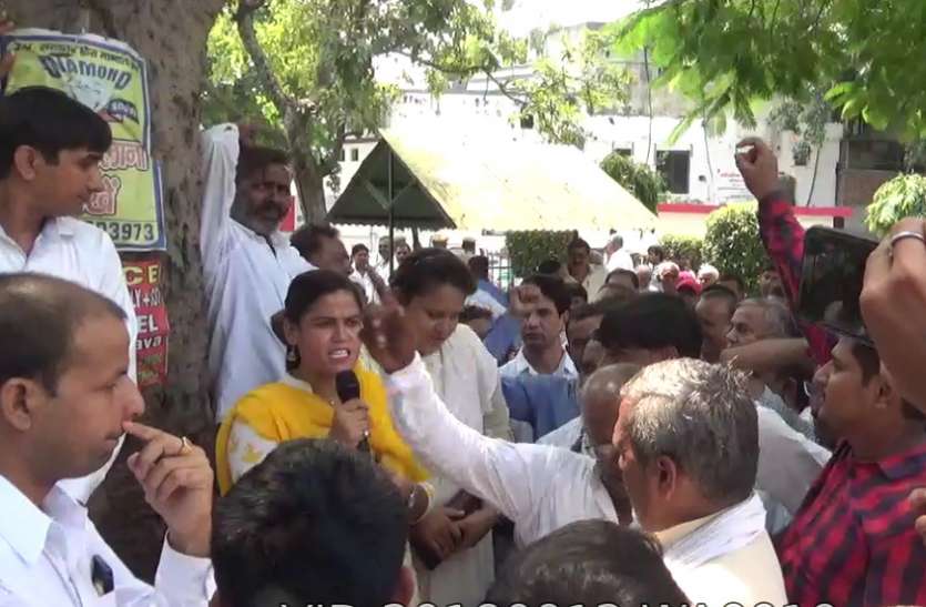 meerut इन प्रदर्शनकारियों ने कहा- भाजपा को वोट देकर हमने गलती की, हम रोजाना प्रदर्शन करने को मजबूर