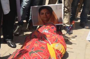 RSRTC staff burn Raje effigy RSRTC staff burn Raje effigy