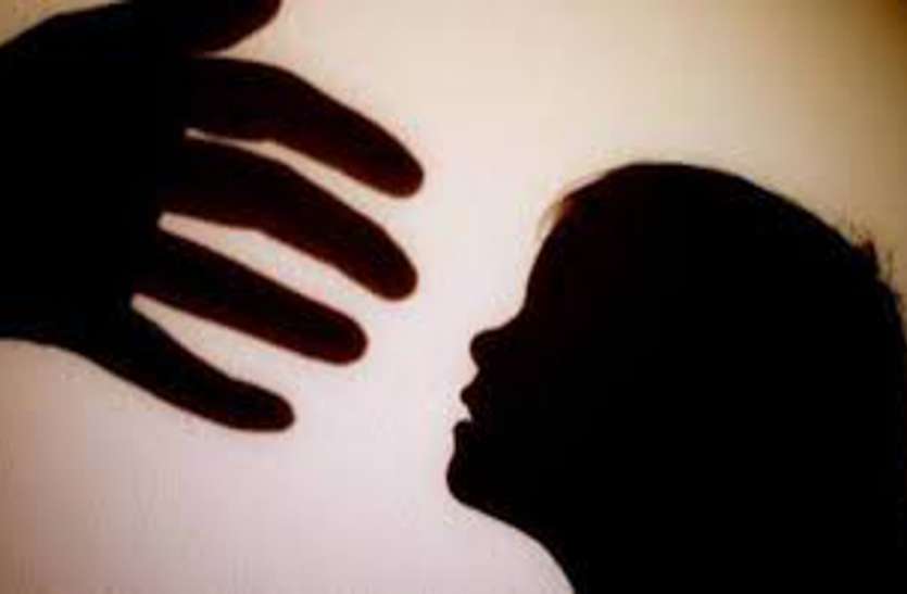 Chhattisgarh news मां के साथ सो रही 7 साल की मासूम बेटी ने बताई ऐसी बात की सुनकर उड़ गए होश