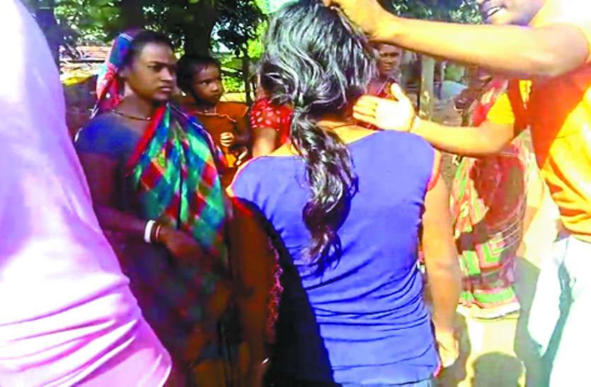 crime रेप के कारण प्रग्नेंट हो गई 14 साल की नाबालिग, इंसाफ दिलाने के बजाए गांव वालों ने कर दी पिटाई और कहा....