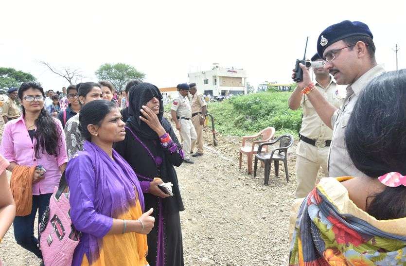muslim mahila hindi news BIG BREAKING मुख्यमंत्री की सभा में जा रही मुस्लिम महिलाओं के पुलिस ने उतरवाए बुरके...यहां पढे़ं पूरी खबर
