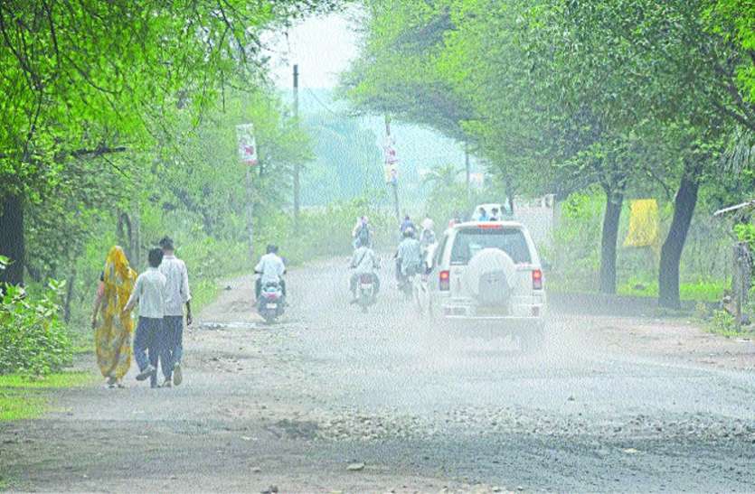 मुरम और मिट्टी से भर दिए गड्ढे, उड़ती धूल बनी मुसीबत मुरम और मिट्टी से भर दिए गड्ढे, उड़ती धूल बनी मुसीबत