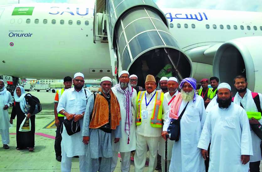welcome-to-travelers-returning-from-haj-pilgrimage-in-bangalore बेंगलूरु में हज यात्रा से लौटे यात्रियों का किया स्वागत