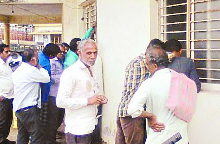 patrika शासकीय प्रक्रिया में उलझा किसान, विभागों के काट रहा चक्कर