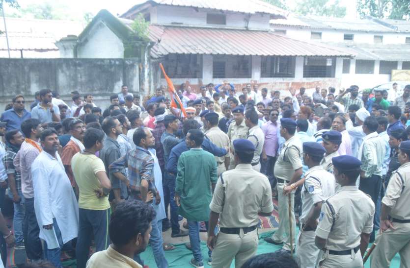 rewa सैकड़ों कर्मचारी और यूथ कांग्रेस कार्यकर्ताओं में हुई भिड़ंत, समय पर पहुंच गई पुलिस और बवाल को रोका, जानिए पूरा मामला