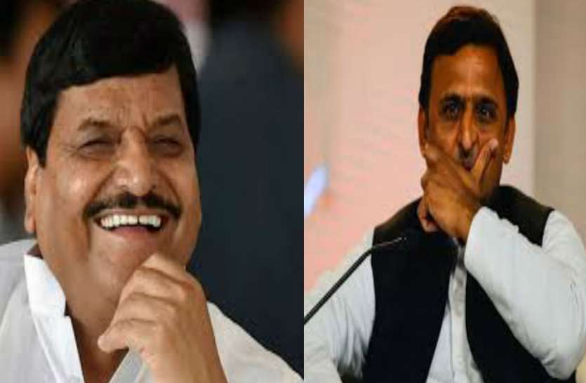 Shivpal Yadav and aklilesh yadav अखिलेश को बड़ा झटका, मुलायम का करीबी यह दिग्गज नेता शिवपाल की पार्टी में हुआ शामिल