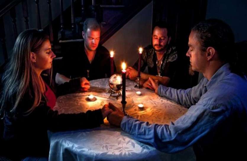 evil spirits भूत-प्रेतों को आकर्षित करती हैं ये 10 चीज़ें, आज ही कर दें इन्हें अपने घर से दूर