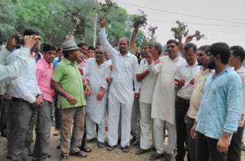 farmers-performed-protest-against-demand-of-compensation farmers-performed-protest-against-demand-of-compensation
