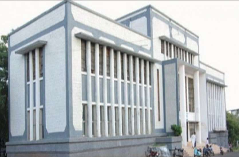 विवि परिसर में जमकर चले लात-घूंसे ,मामूली विवाद पर भिड़े छात्र विवि परिसर में जमकर चले लात-घूंसे ,मामूली विवाद पर भिड़े छात्र