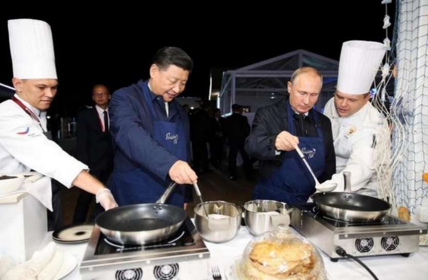 putin रूस में शेफ की वेशभूषा में दिखे जिनपिंग और पुतिन, साथ मिलकर खाना पकाया