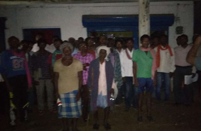 Villagers opened front क्रशर और पत्थर खदानों में ब्लास्टिंग से घरों की दीवारों में पड़ रहीं दरारें, ग्रामीणों ने दी ये चेतावनी