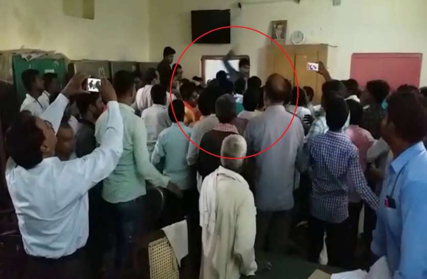 Clash BJP विधायक के भाई के खिलाफ कार्रवाई के लिये सभासद दे रहे थे धरना, चेयरमैन समर्थकों से जमकर हुई मारपीट